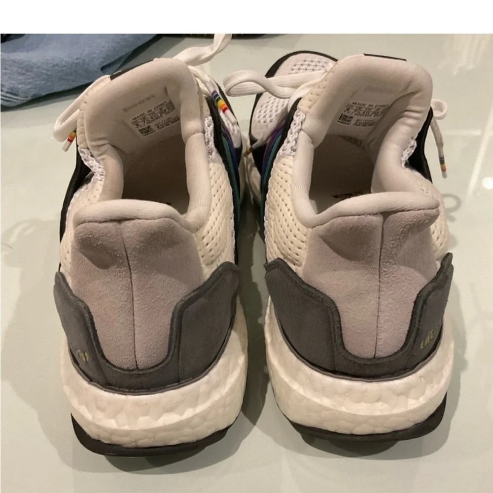 ADIDAS ULTRA BOOST LOVE UNITES SIZE 8 PERFECT CONDITION - Picture 3 of 8